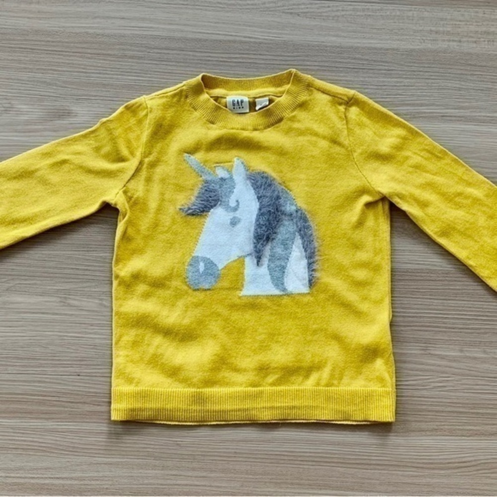 Gap sweatshirt in size 5T